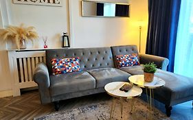 Stylish Serviced Studio Flat With Parking Located Just Off The Vibrant Mansfield Road